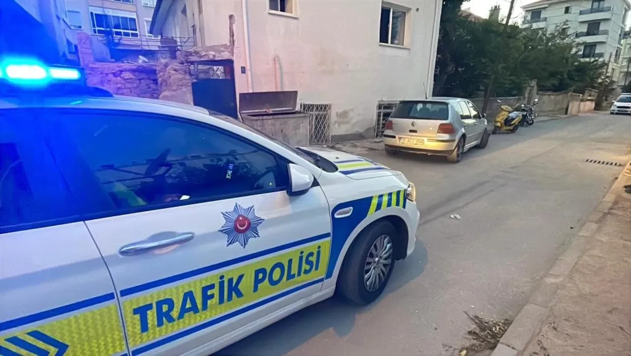 Kaza yapan sürücü bıçaklanmış halde bulundu! 17 yaşındaki genç kız gözaltına alındı