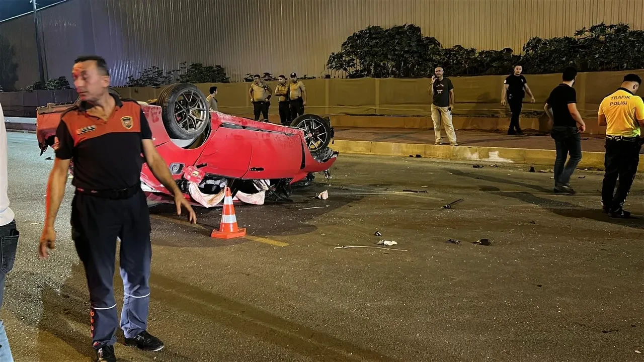 Kontrolünü kaybeden sürücü dehşet saçtı! 4 yayaya çarptı, ölüler var