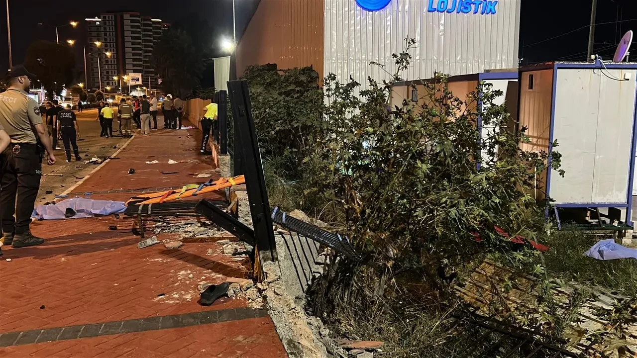 Kontrolünü kaybeden sürücü dehşet saçtı! 4 yayaya çarptı, ölüler var