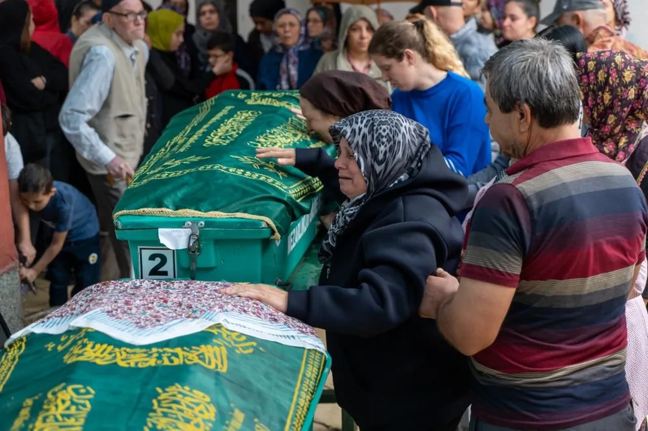 Manisa'da 5 kişinin can verdiği kazadan sonra acı tablo! Feryat figan içinde son veda