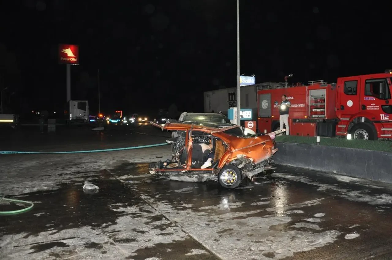 Manisa'da 5 kişinin can verdiği kazadan sonra acı tablo! Feryat figan içinde son veda