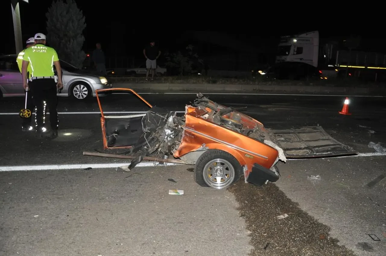 Manisa'da otomobille kamyonet çarpıştı: Çok sayıda can kaybı ve yaralı var