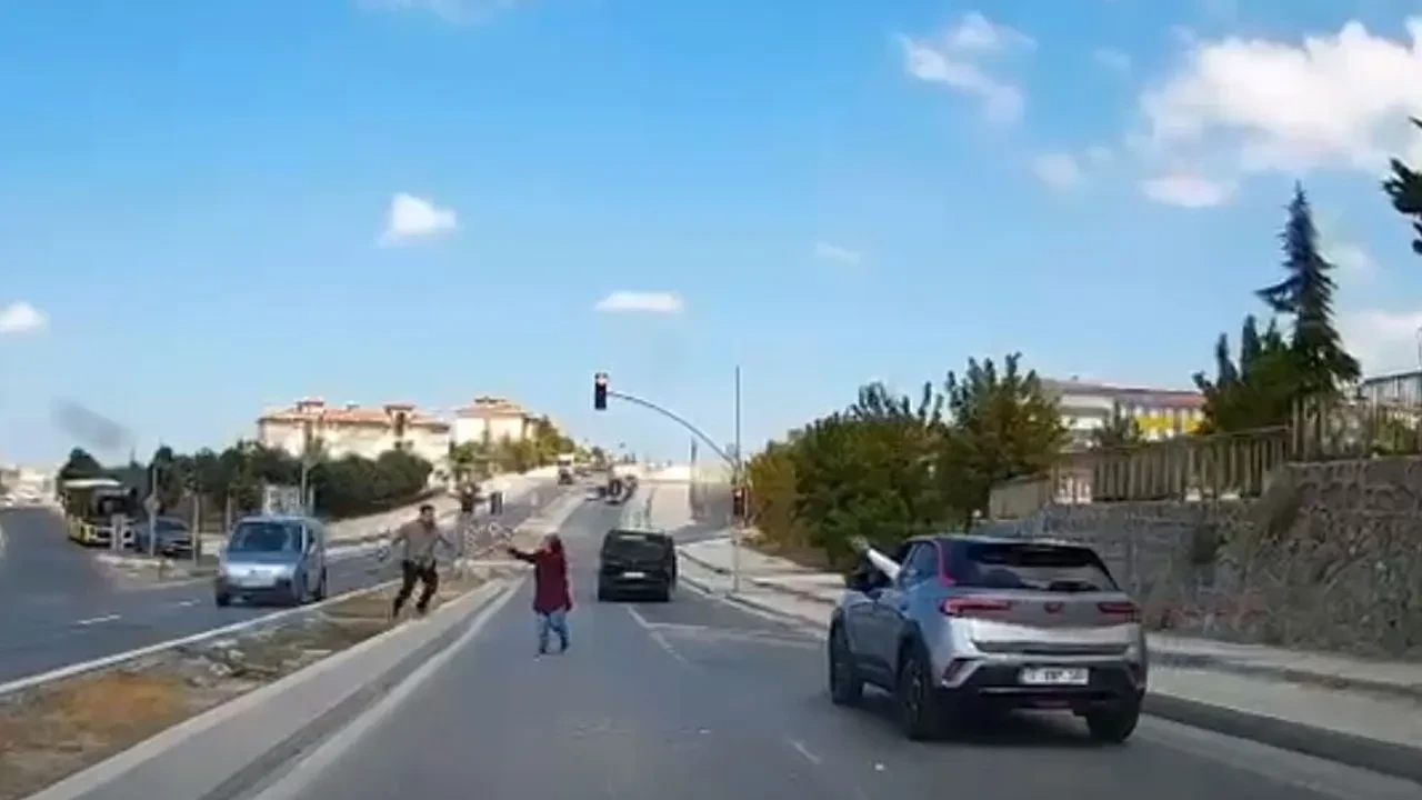 Trafikte tartıştığı sürücünün aracına taşla saldırdı! 