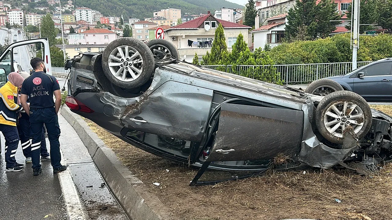 Yağış kazayı beraberinde getirdi: Otomobil direğe çarpıp ters döndü