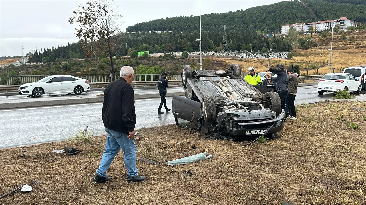 Yağış kazayı beraberinde getirdi: Otomobil direğe çarpıp ters döndü