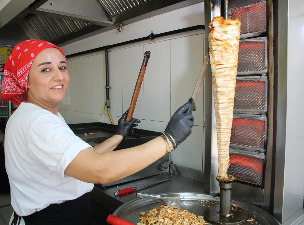 Amasya'da bir ilk! Döner tezgahının başında onu gören bir daha bakıyor
