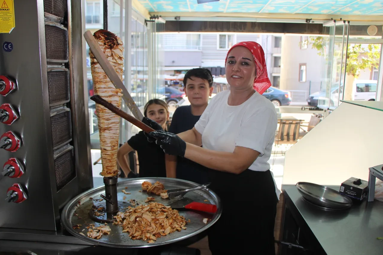 Amasya'da bir ilk! Döner tezgahının başında onu gören bir daha bakıyor
