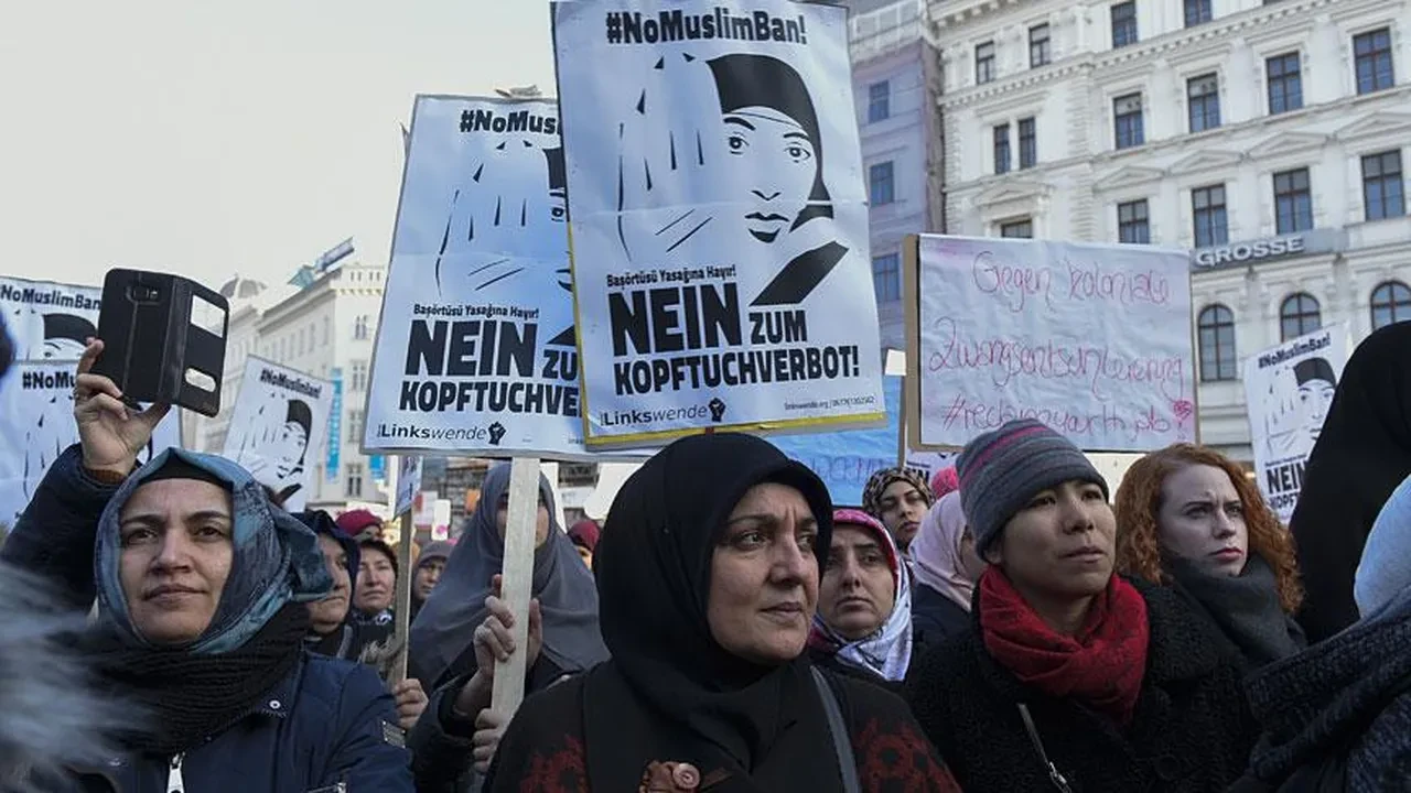 Avusturya okullarda 14 yaşından küçük çocuklar için başörtüsü yasağına hazırlanıyor