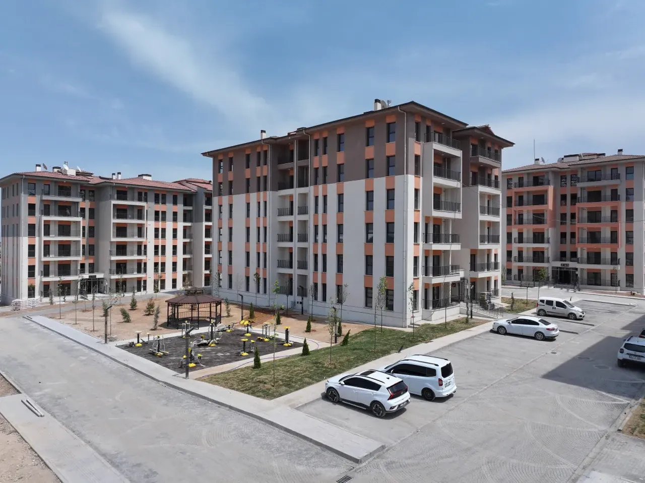 Bakan Kurum paylaştı! Asrın felaketinin ardından 2 yılda 300 bin konut tamam