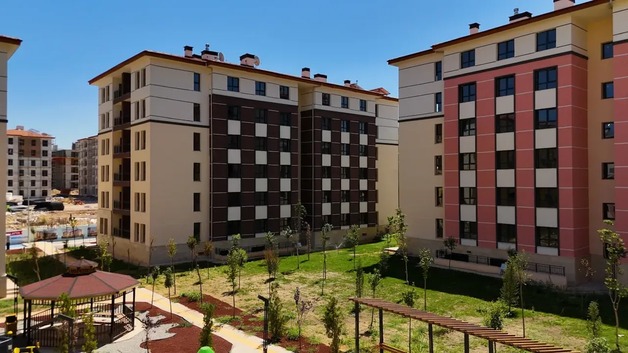 Bakan Kurum paylaştı! Asrın felaketinin ardından 2 yılda 300 bin konut tamam