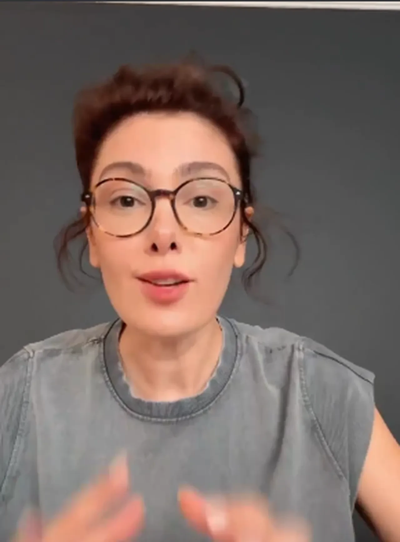 Canlı yayında bayılan Burcu Binici, sunucu Melis Karagöz'e yapılan eleştiriler hakkında konuştu