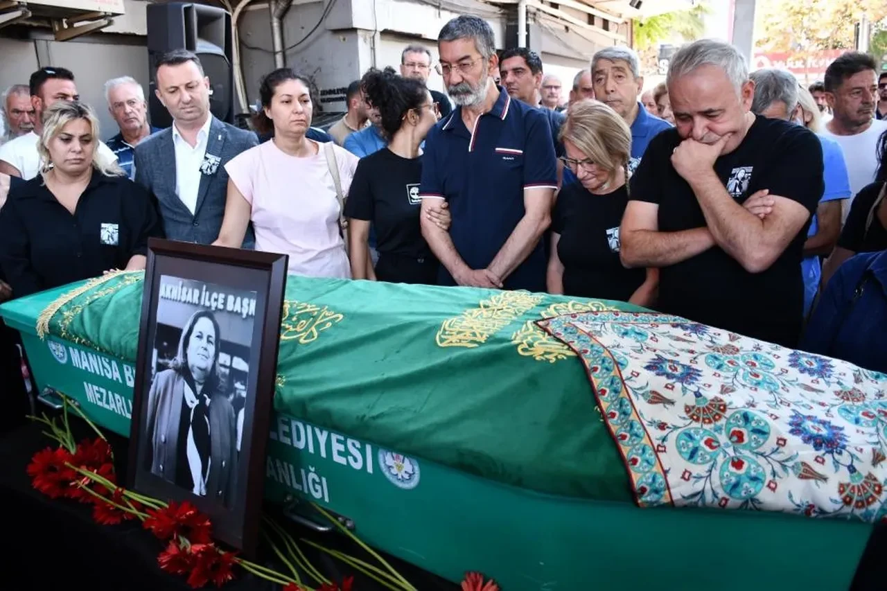 CHP'yi sarsan ölüm! Cenazede gözyaşları sel oldu