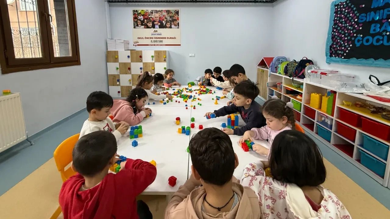 Fatih’te çocuk durakları yeni eğitim yılına başladı