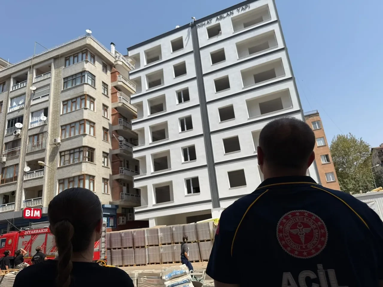 İnşaat halindeki binadan atlamaya kalktı! 1 saat boyunca inmedi