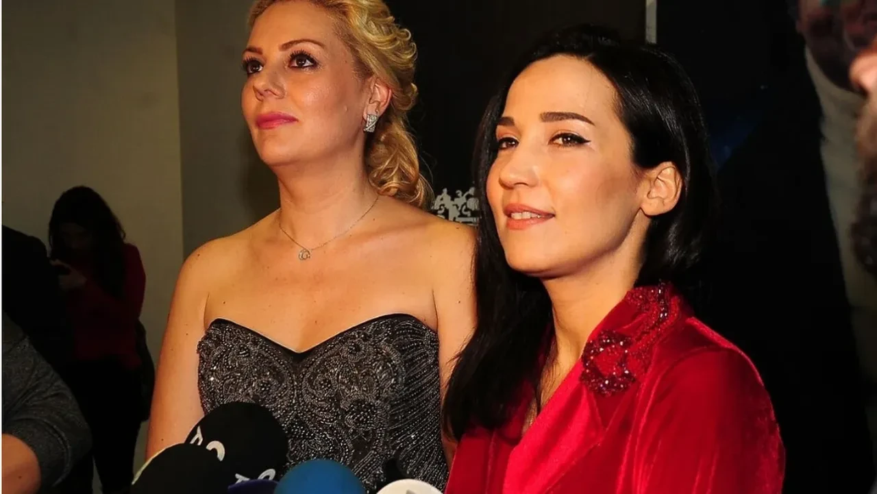 Kayahan'ın kızı Beste Açar ile eski eşi İpek Açar birbirine girdi! Ezel dizisi Eyşan karakteriyle gönderme yaptı 