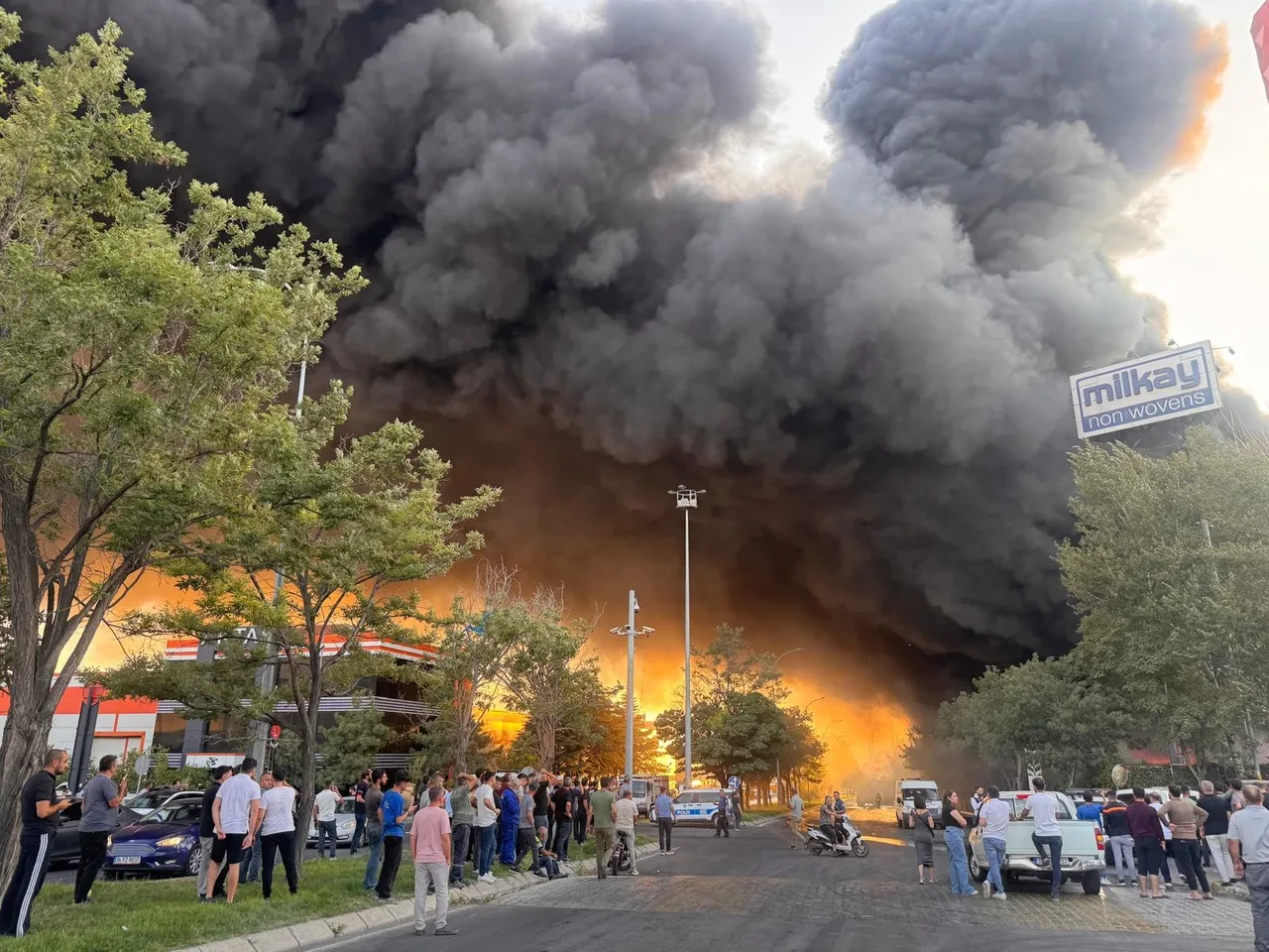 Kayseri'de korkutan fabrika yangını