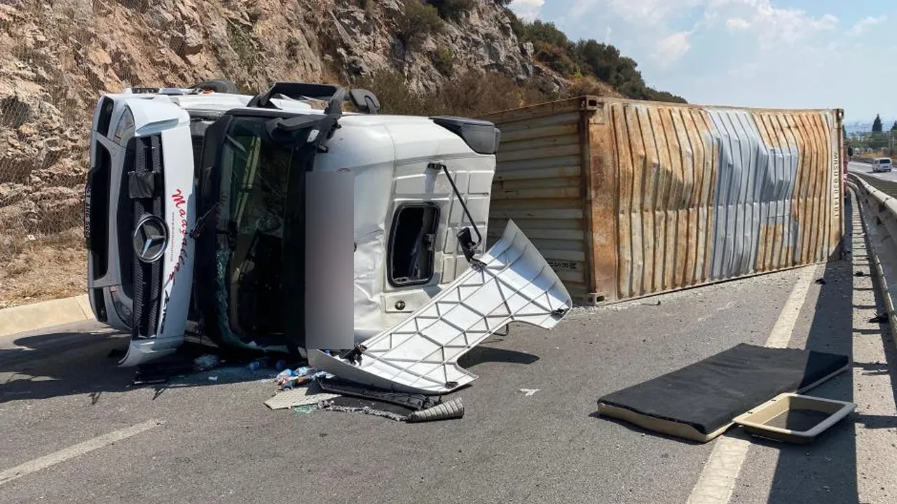 Kocaeli'nde tır devrildi! İstanbul istikameti trafiğe kapandı