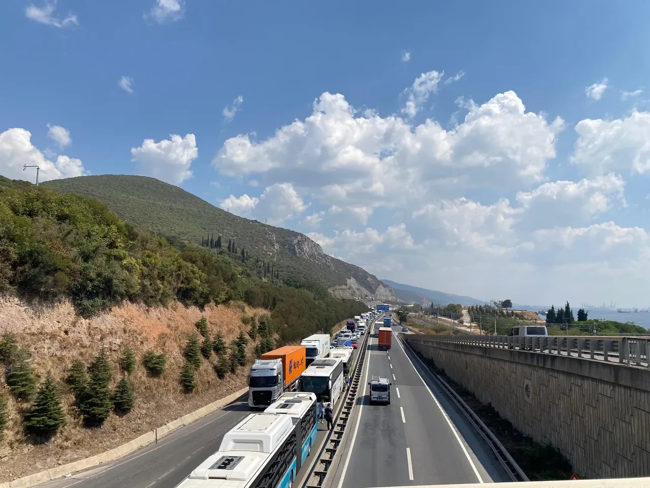 Kocaeli'nde tır devrildi! İstanbul istikameti trafiğe kapandı