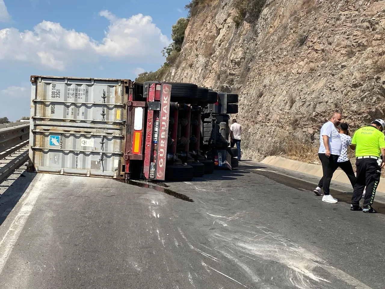 Kocaeli'nde tır devrildi! İstanbul istikameti trafiğe kapandı