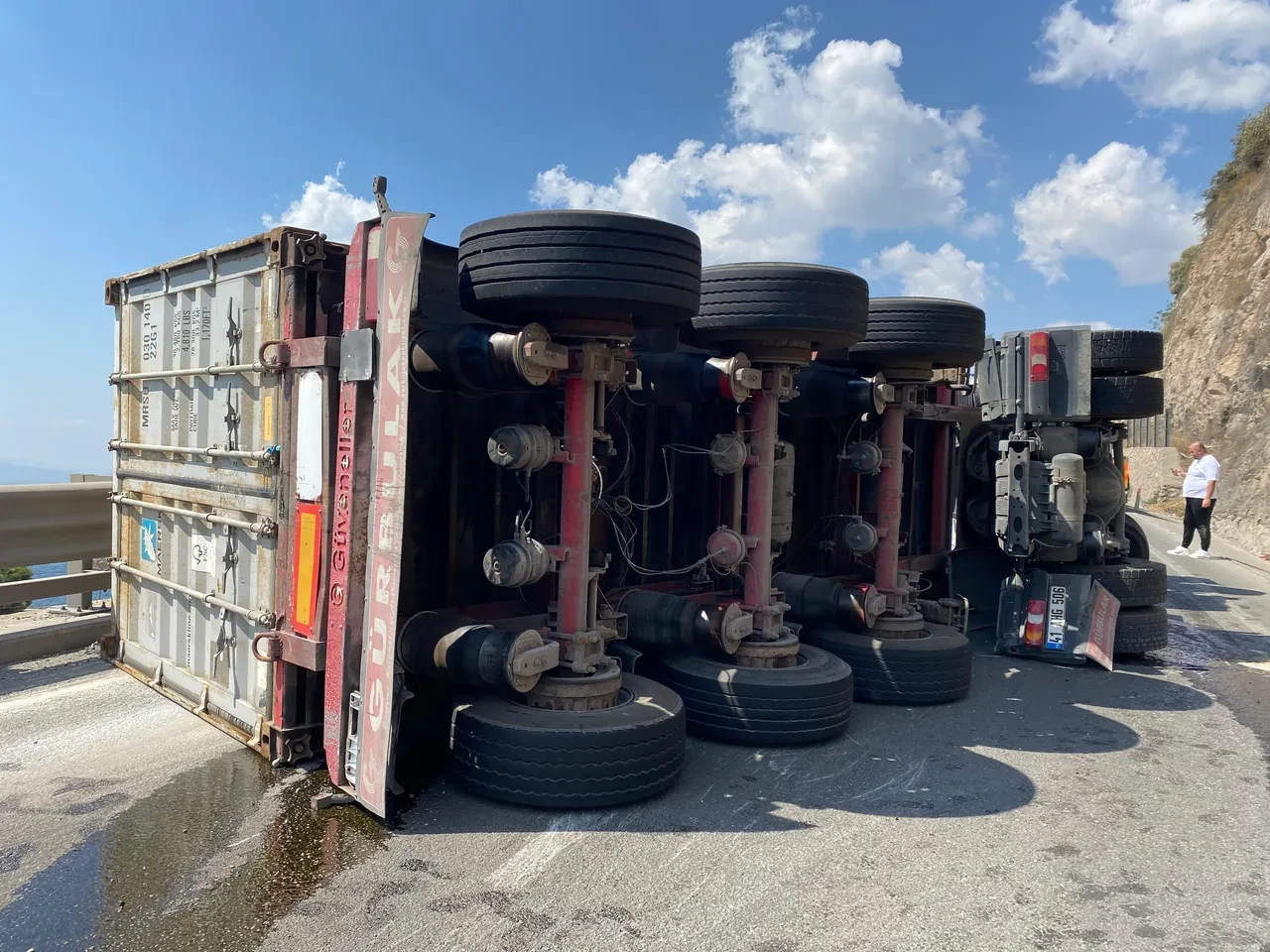 Kocaeli'nde tır devrildi! İstanbul istikameti trafiğe kapandı