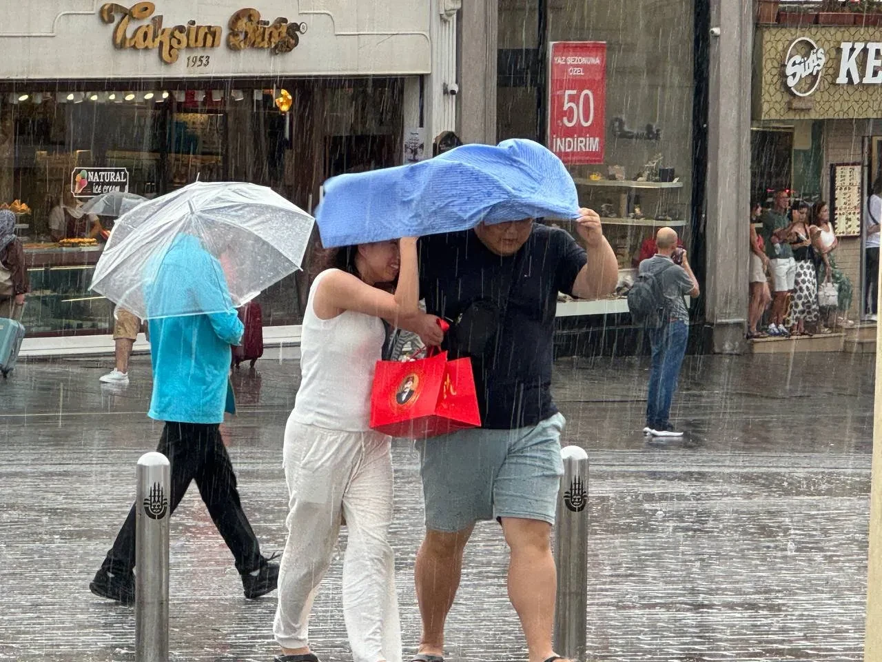 Meteoroloji 21 ili uyardı: Kuvvetli sağanak ve fırtına geliyor