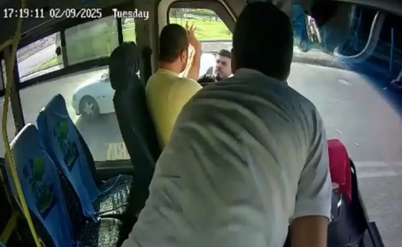 Otobüste dehşet anları! Şoförü camdan uzanıp bıçakladı