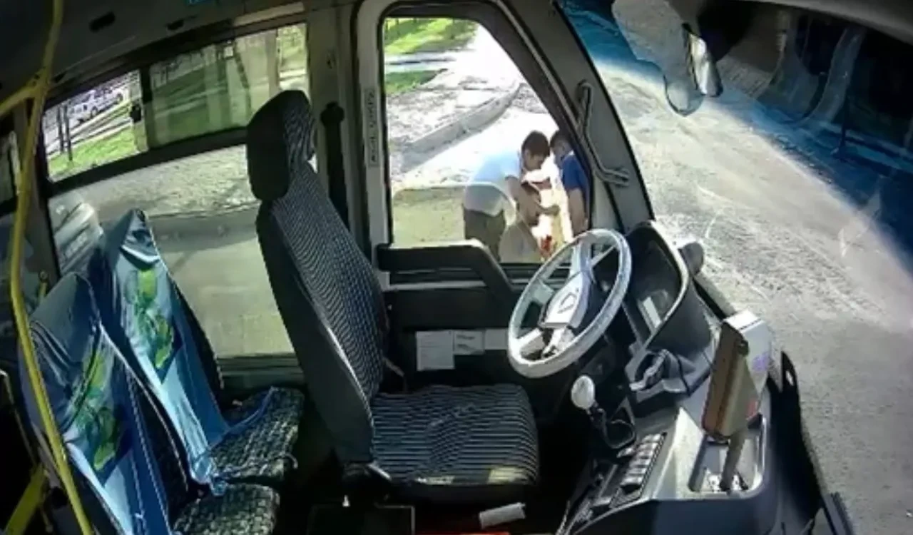 Otobüste dehşet anları! Şoförü camdan uzanıp bıçakladı