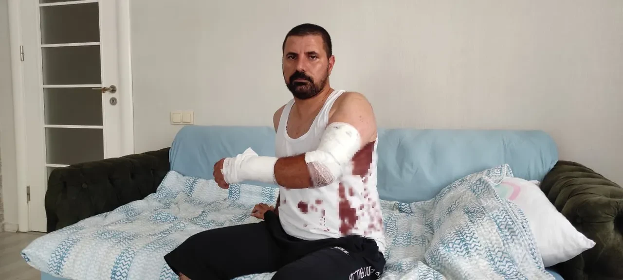 Otobüste dehşet anları! Şoförü camdan uzanıp bıçakladı