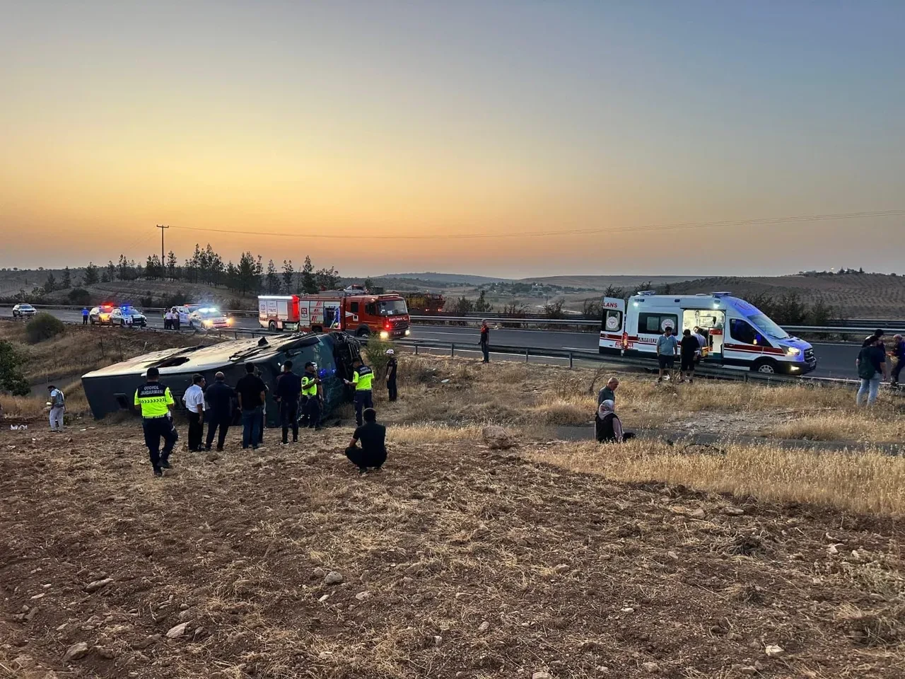 Şanlıurfa'da yolcu otobüsü devrildi! Çok sayıda yaralı var