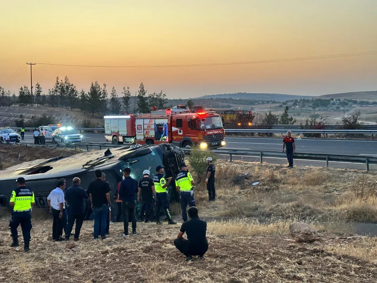 Şanlıurfa'da yolcu otobüsü devrildi! Çok sayıda yaralı var