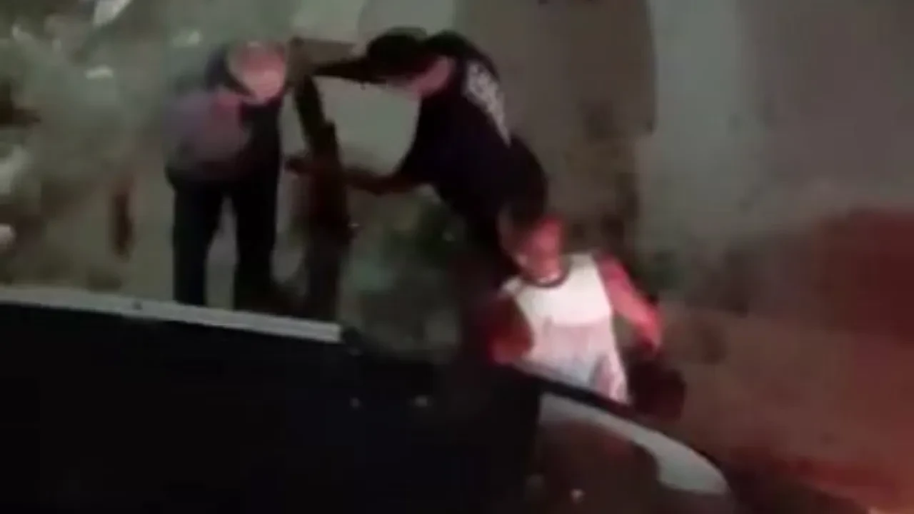 Sürücülerin şoke eden kavgası! Birbirlerinin kafasında şişe kırdılar 