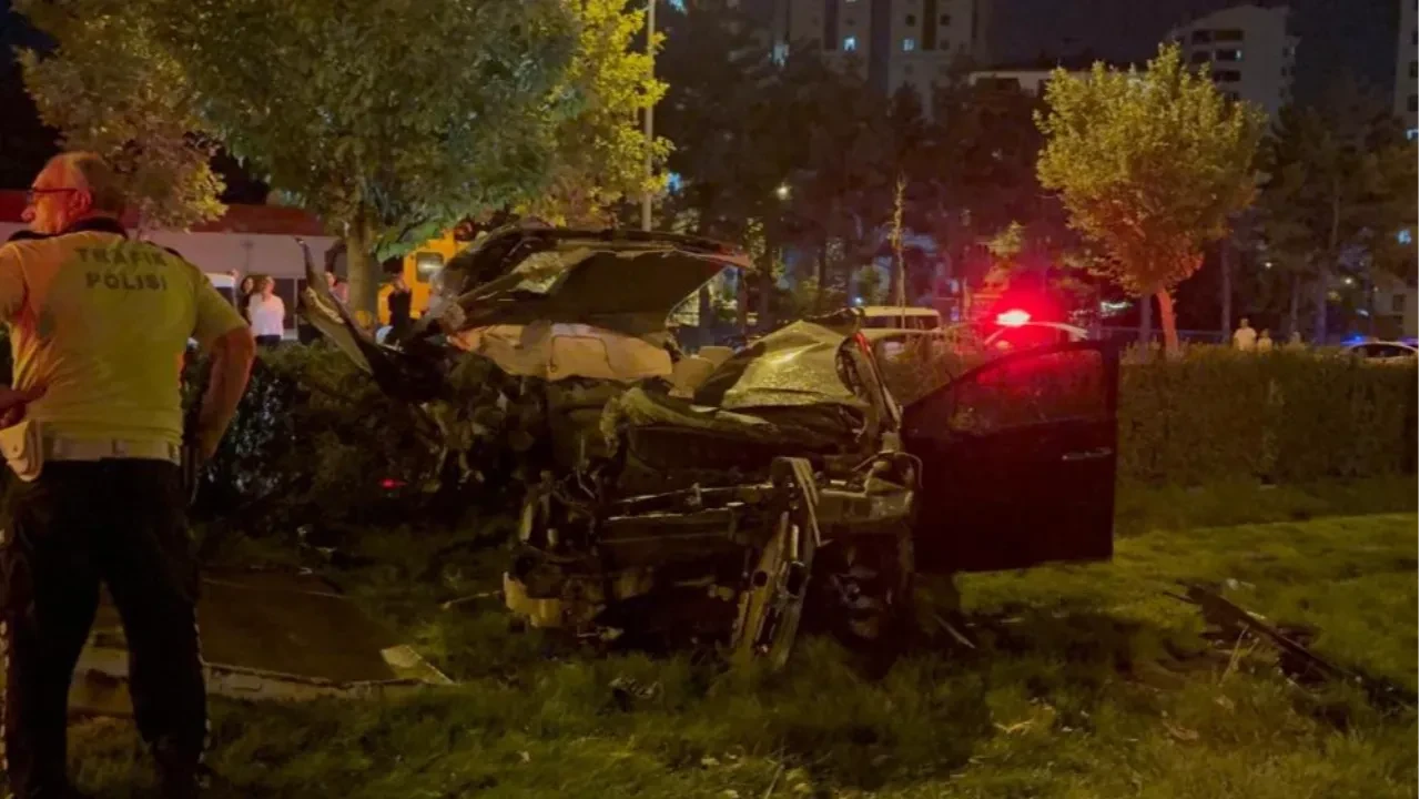 Tramvay yolunda feci kaza! Otomobil hurdaya döndü: 1 ölü, 1 yaralı