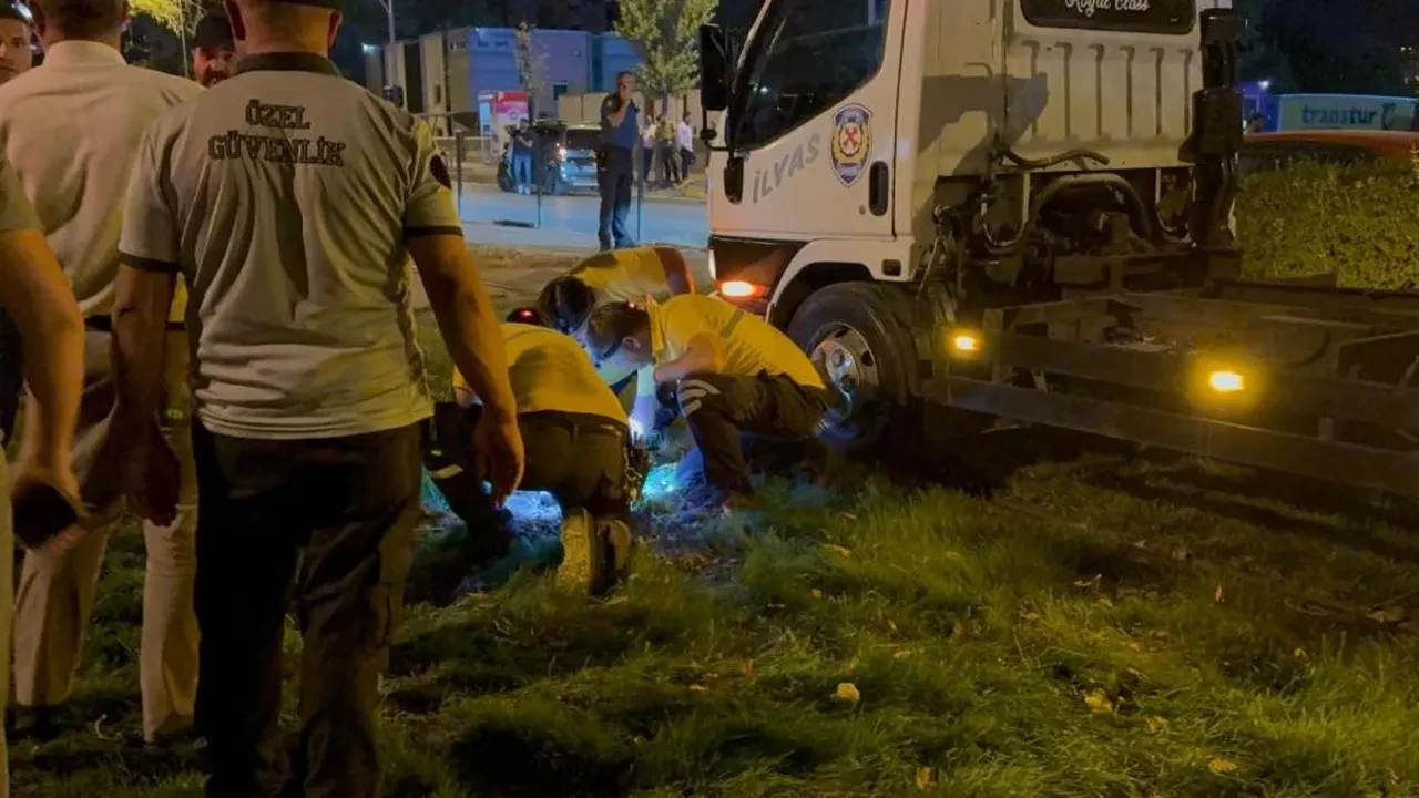 Tramvay yolunda feci kaza! Otomobil hurdaya döndü: 1 ölü, 1 yaralı
