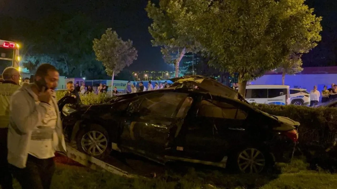 Tramvay yolunda feci kaza! Otomobil hurdaya döndü: 1 ölü, 1 yaralı