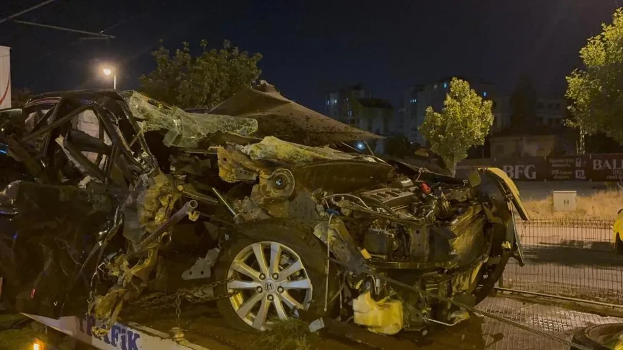 Tramvay yolunda feci kaza! Otomobil hurdaya döndü: 1 ölü, 1 yaralı