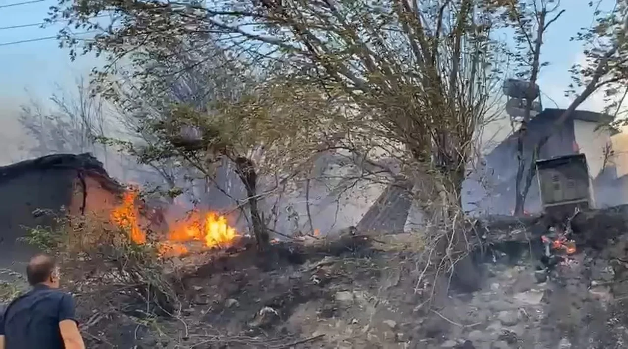 Tunceli'de korkutan yangın! Evleri alevler sardı