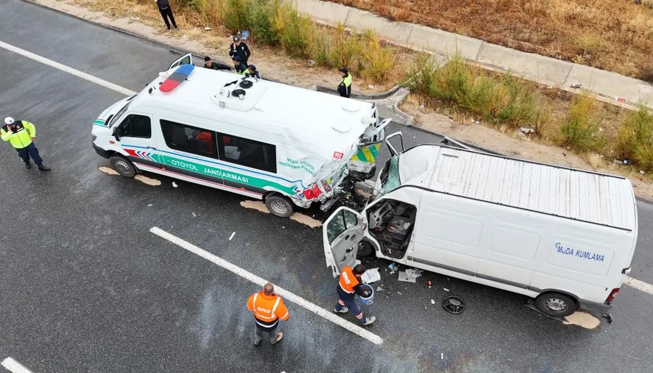 Aksaray’da jandarma aracına minibüs çarptı! 2 asker şehit oldu 