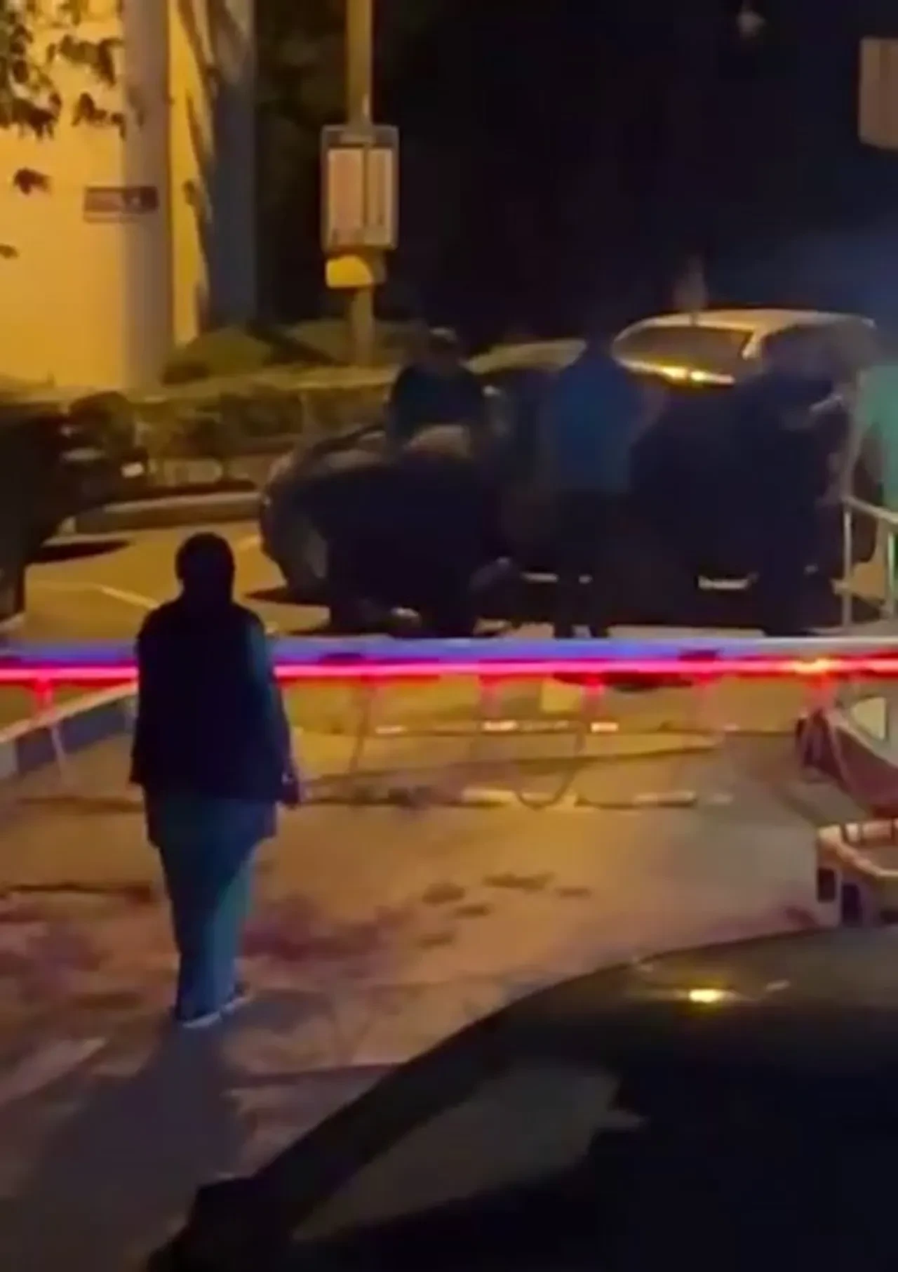 Alkollü şahıs neler yaptı neler! Polislerin zorlu gecesi kameralara yansıdı