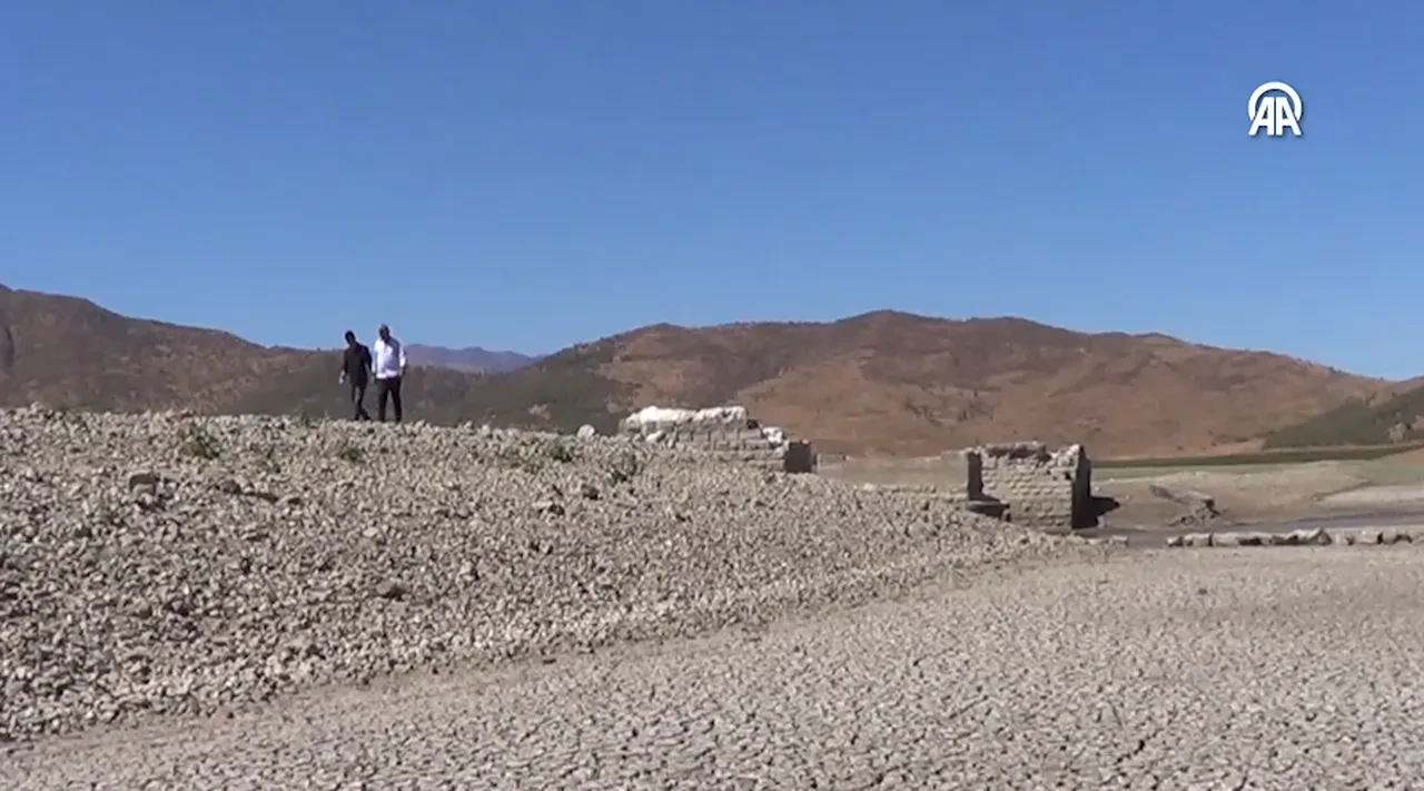 Baraj suyu çekilince gün yüzüne çıktı! Ziyaretçiler akın edip fotoğraf çekiyor