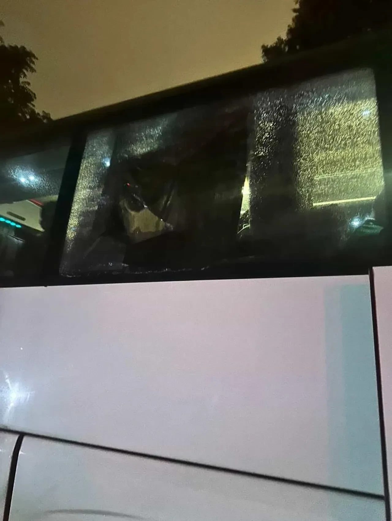 Beşiktaşlılardan Kocaelispor taraftarına taşlı saldırı! Otobüsün camları kırıldı