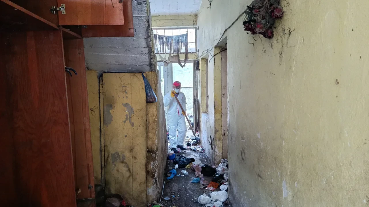 Böceklerin sardığı evden 2 kamyonet çöp çıkarıldı