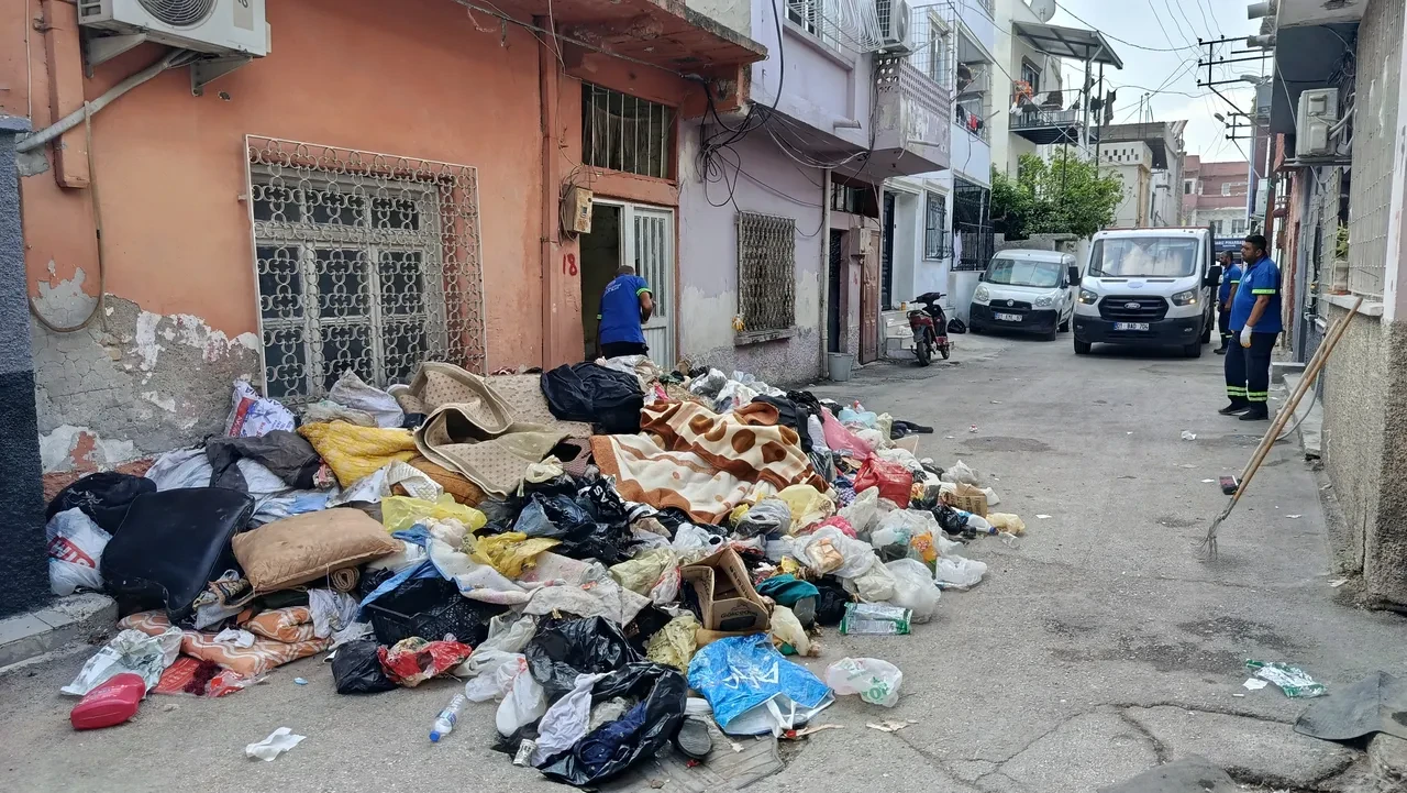 Böceklerin sardığı evden 2 kamyonet çöp çıkarıldı