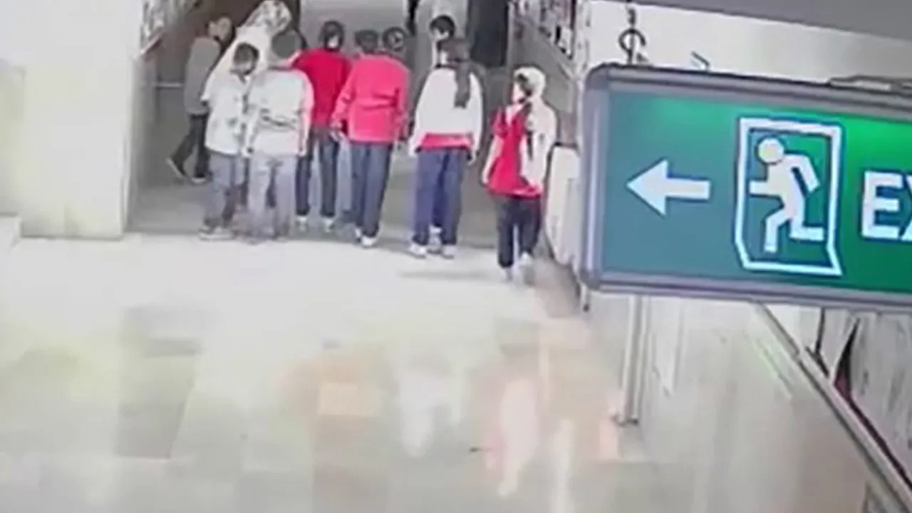 Boğazında mandalina kalan öğrencisini Heimlich manevrasıyla kurtardı