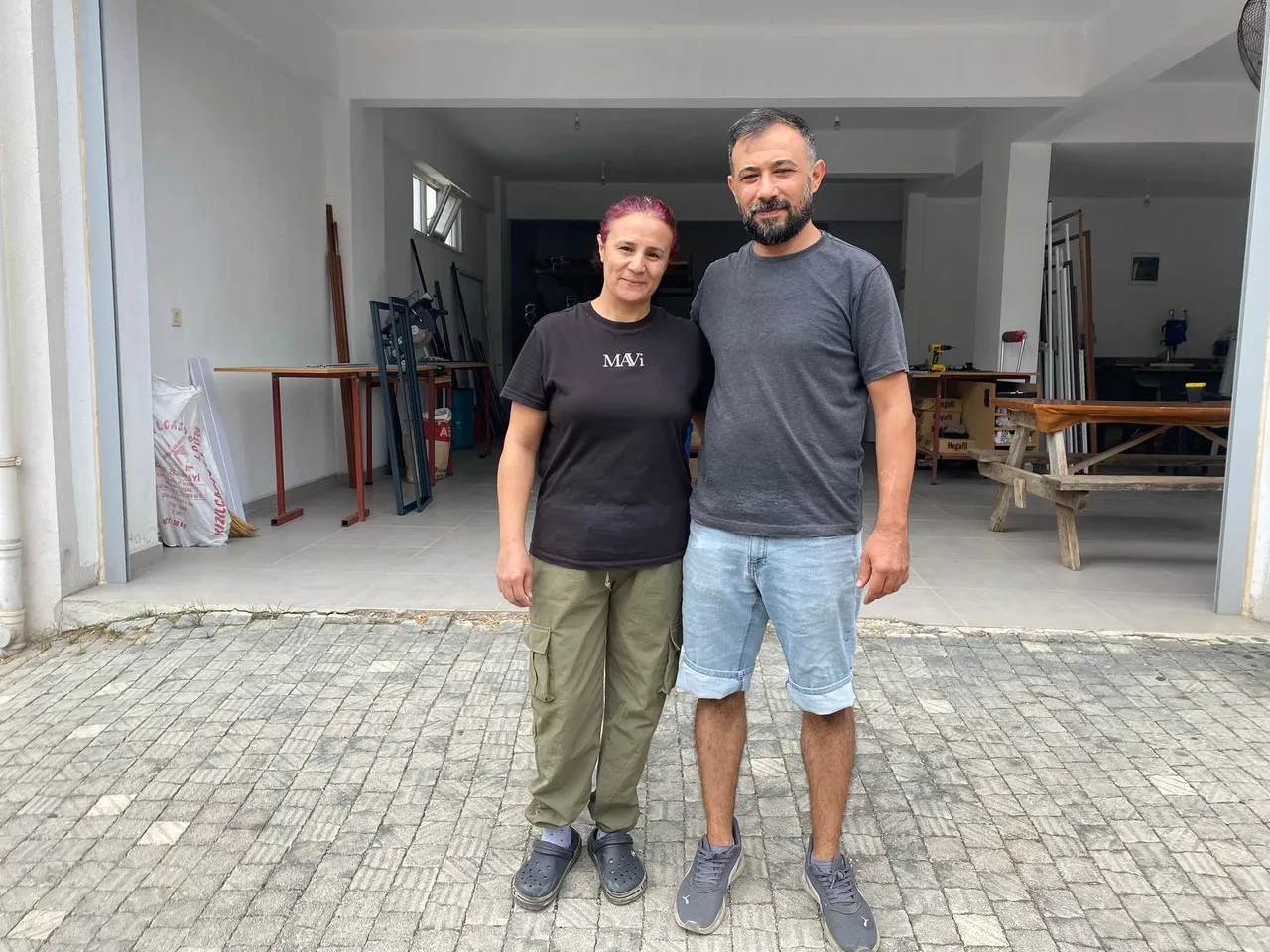 Bu dükkana giren şoke oluyor! Çalışacak eleman bulamayınca eşini usta yaptı