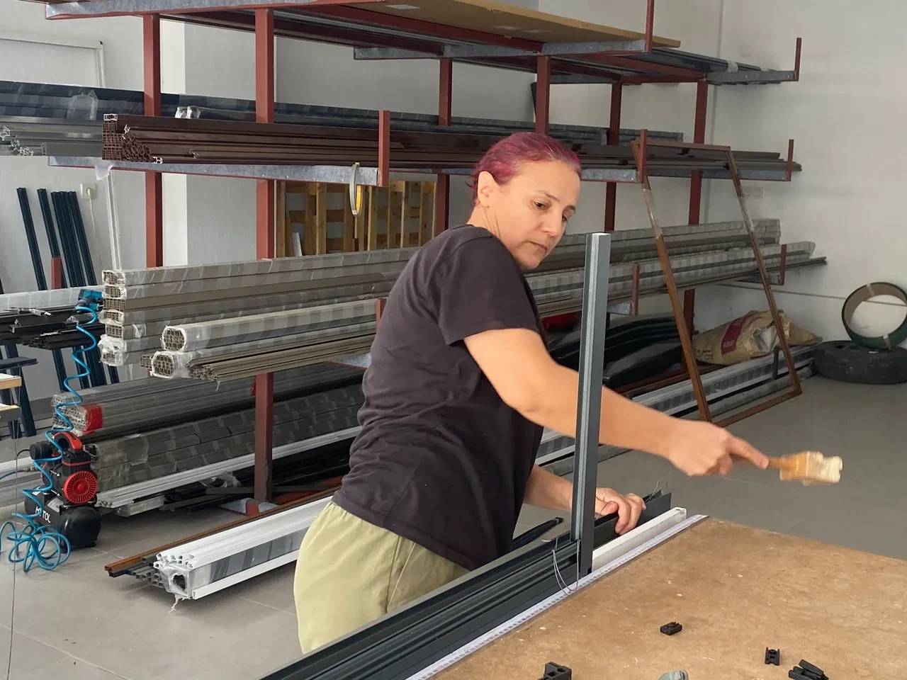 Bu dükkana giren şoke oluyor! Çalışacak eleman bulamayınca eşini usta yaptı