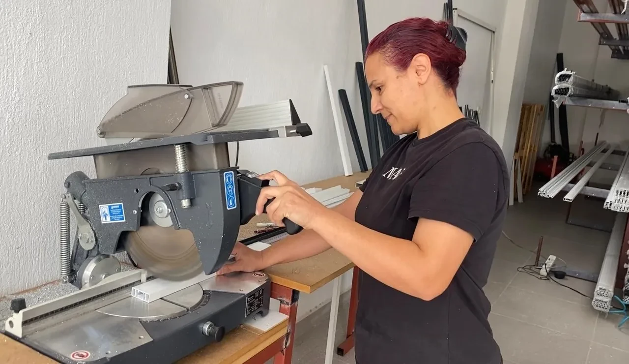 Bu dükkana giren şoke oluyor! Çalışacak eleman bulamayınca eşini usta yaptı