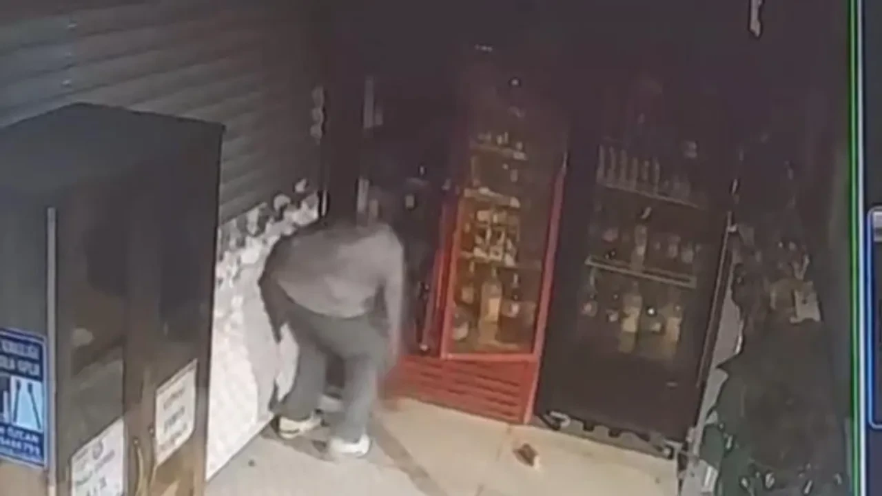 Büfe hırsızlık anı kamerada: Kilidi kırması 10 saniye sürdü