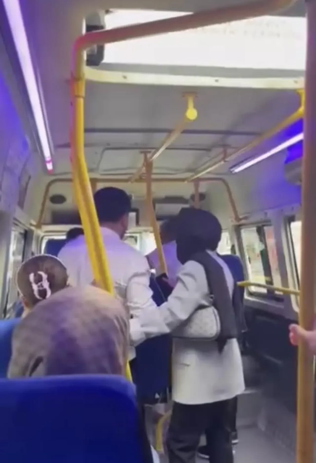 Can taşıdığını yolcular hatırlattı! Asabi şoföre laf anlatamadılar