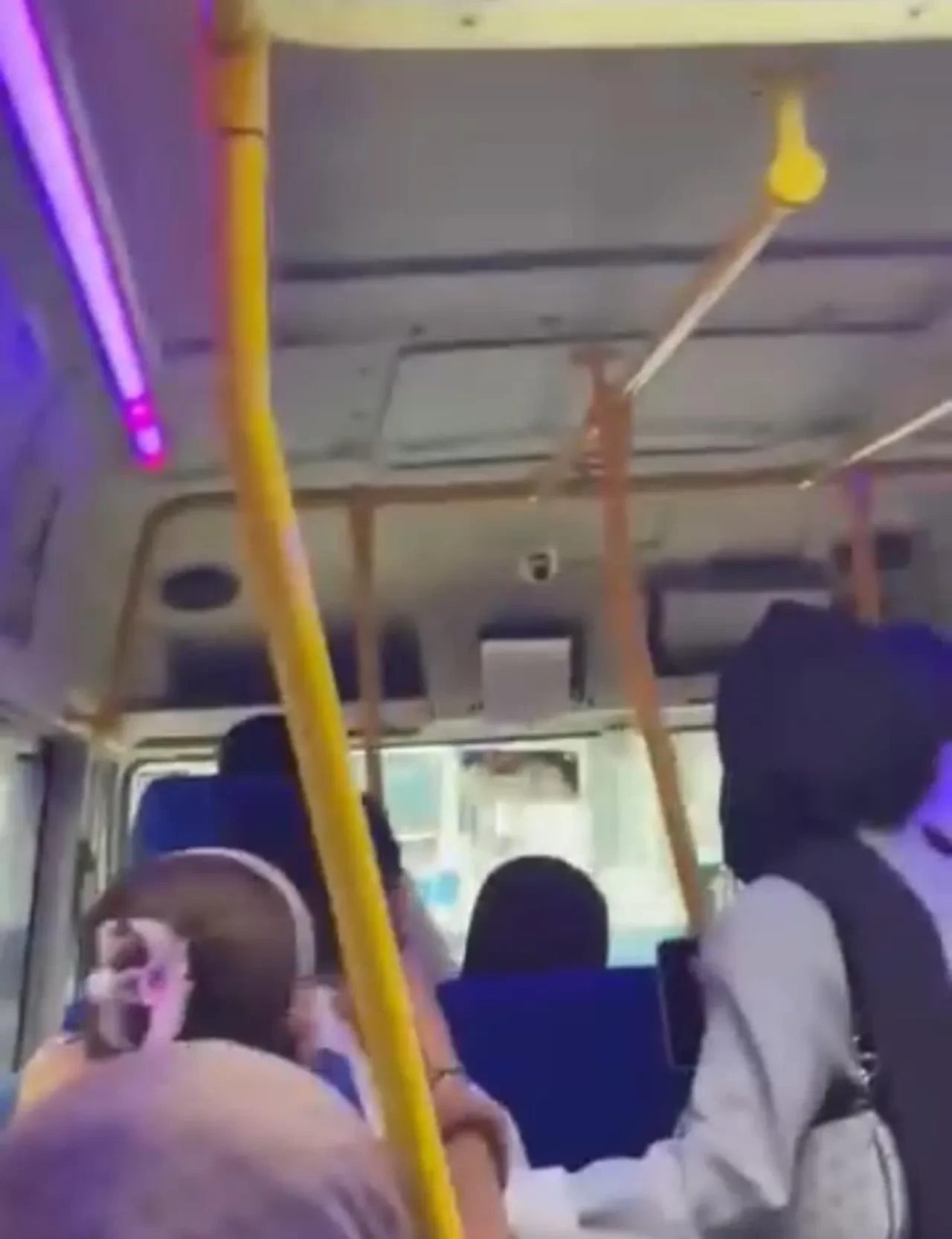 Can taşıdığını yolcular hatırlattı! Asabi şoföre laf anlatamadılar