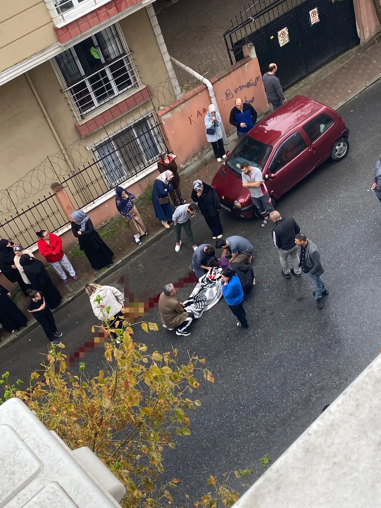 Uzaklaştırma kararı vardı! Eşini sokak ortasında başından vurdu